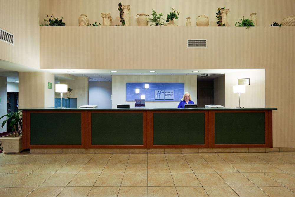 Holiday Inn Express & Suites Tracy By Ihg Exterior photo