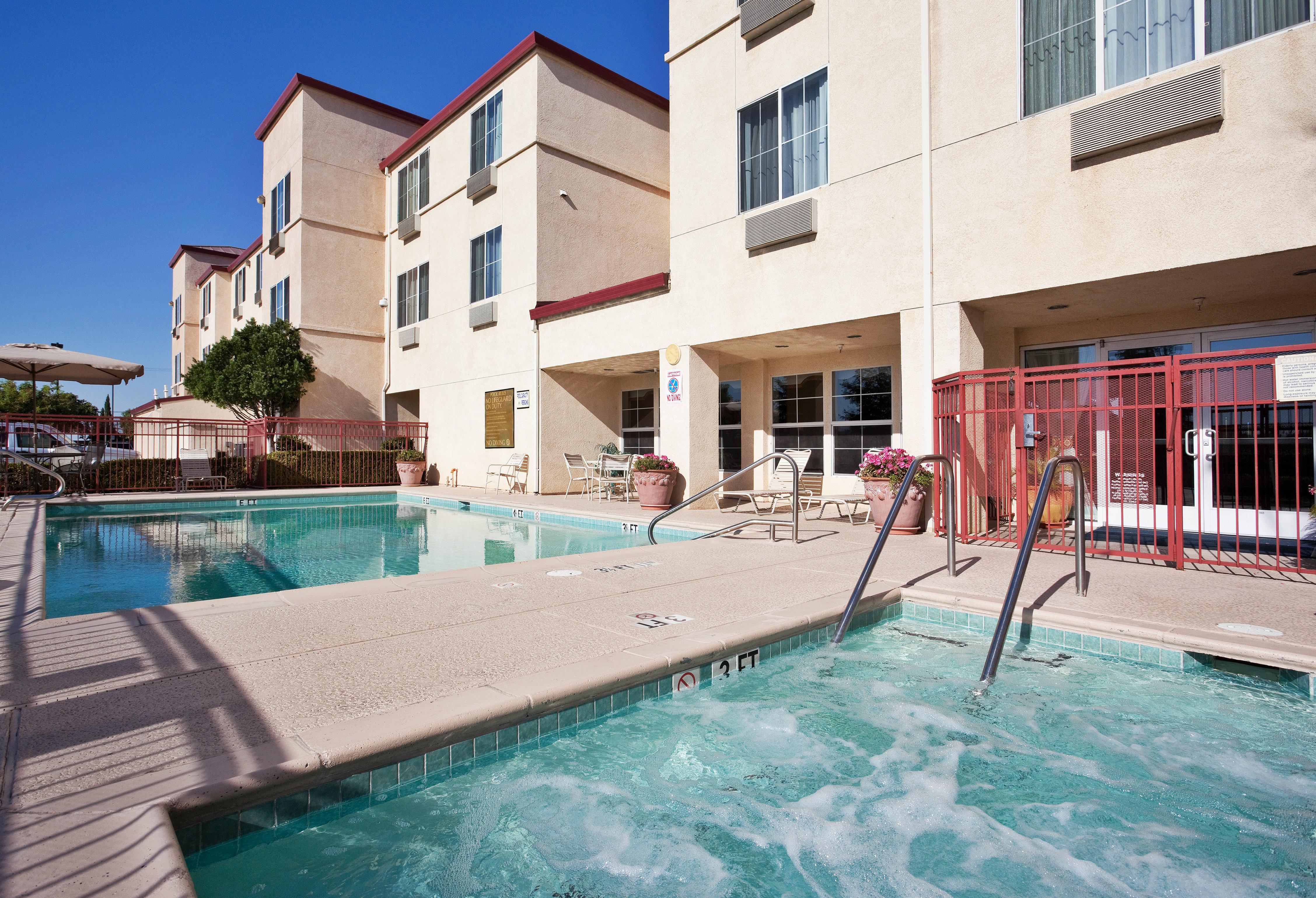 Holiday Inn Express & Suites Tracy By Ihg Exterior photo